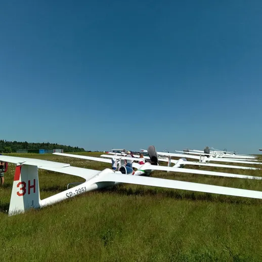 Двухместные планеры на воздухе на травяном аэродроме в ясный летний день