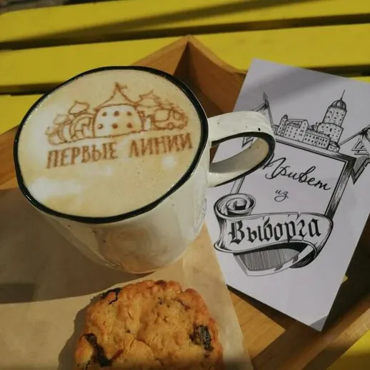 Вкусный кофе с печеньем и заметкой о выборах на желтой подставке в кафе