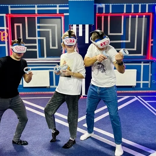 Группа людей в виртуальной реальности на игру в развлекательном центре