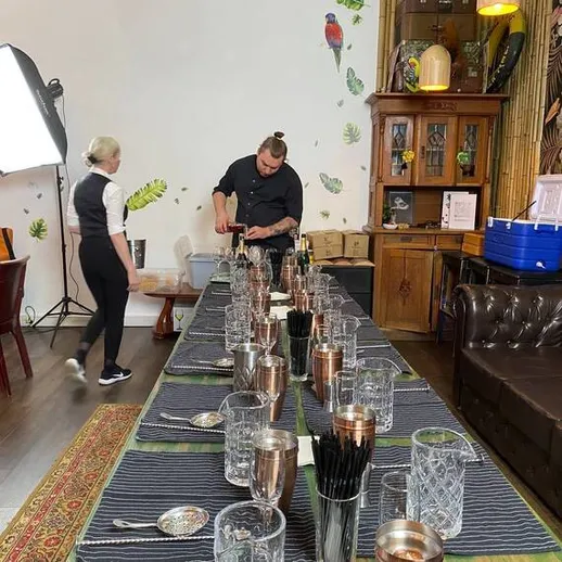 Оформление стола для вечернего ужина в ресторане с удивительным интерьером и декором