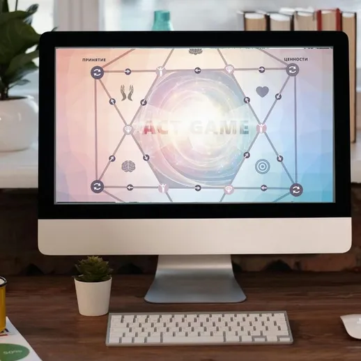 На рабочем столе компьютер с экраном увлекательной игры, вечернее освещение и уютная обстановка