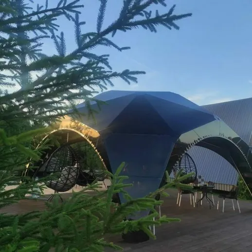 Современная конструкция в окружении зелени на открытом воздухе в светлый день