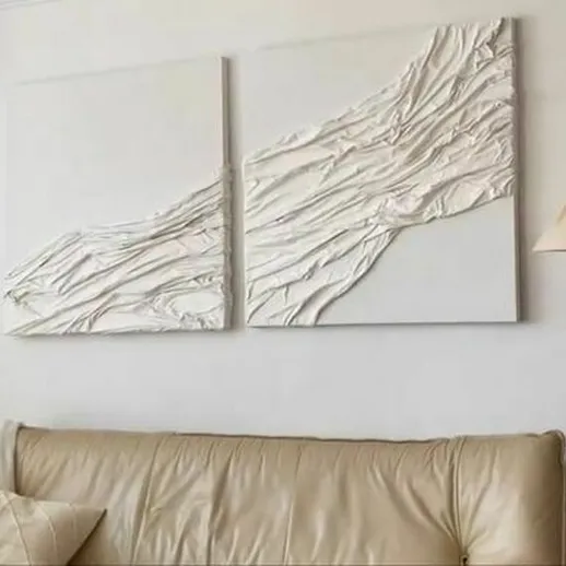 Декоративные картины на стене над кожаным диваном в современном интерьере комнаты