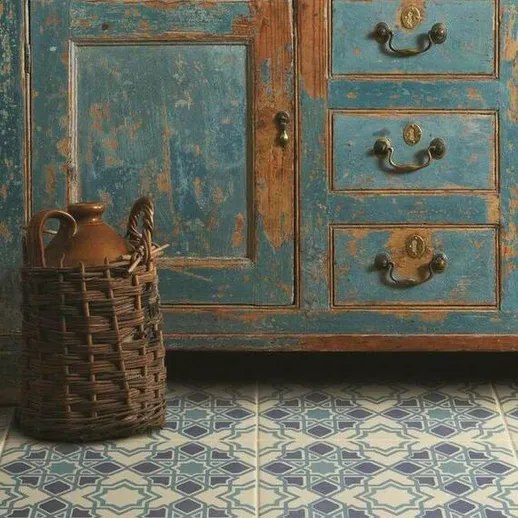 Античный деревянный шкаф в интерьере с узорной плиткой и глиняным кувшином рядом