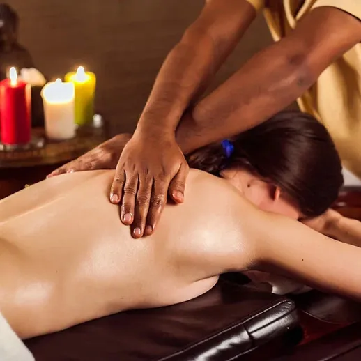 Уютный массаж в спа-салоне с бокалом ароматного чая и свечами на столе