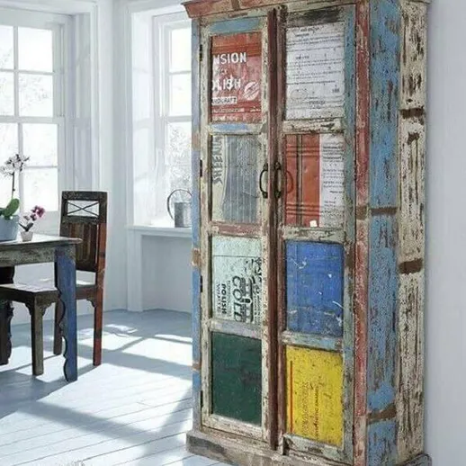 Антикварный шкаф из дерева ярких цветов в светлой комнате с большими окнами