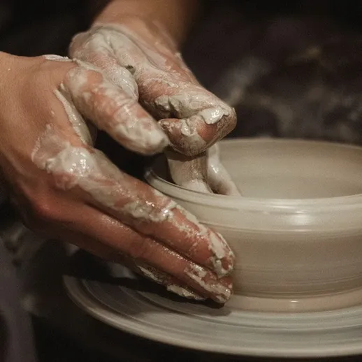 Изготовление керамической посуды на гончарном круге в мастерской в вечернее время
