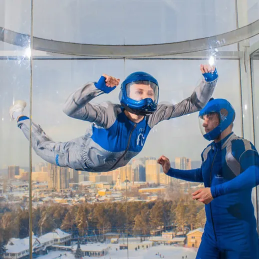 Парашютист в тренировочном центре свободного падения на высоте в зимний день