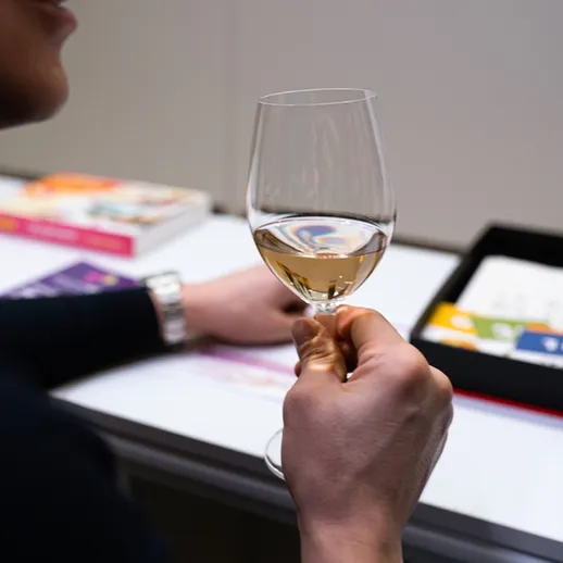 Вечерние посиделки с вином и играми на столе в уютном помещении