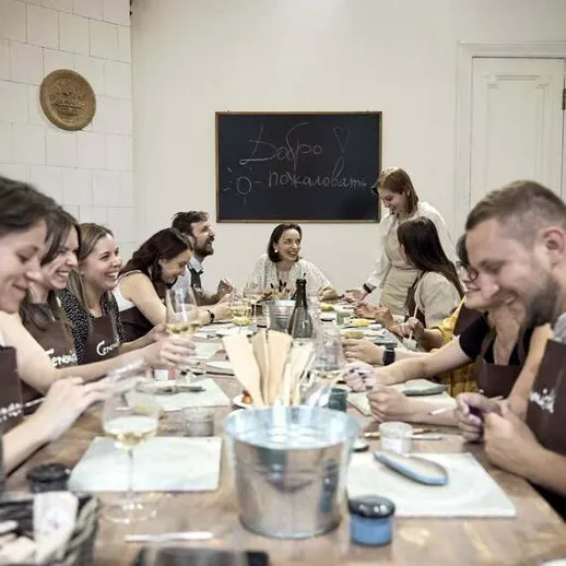 Уютная кулинарная школа: группа людей готовит вместе в уютной обстановке на уроке, атмосфера дружбы и обучения