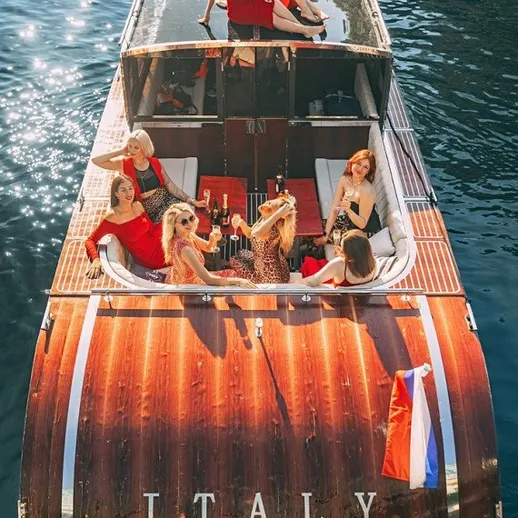 Группа женщин на современной лодке отдыхает на воде в Санкт-Петербурге