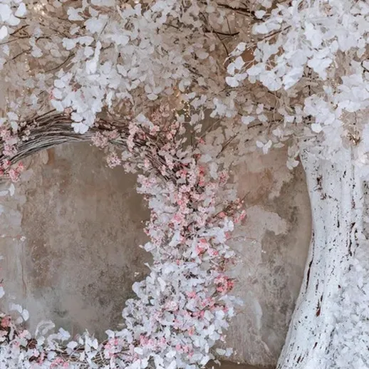 Романтический декор с белыми цветами и ветвями в интерьере