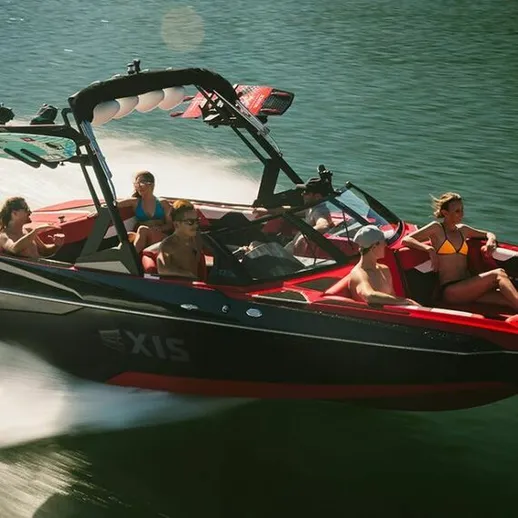 Радостные моменты на быстрых водных лыжах, лето на озере, группа друзей наслаждается аттракционом на моторной лодке