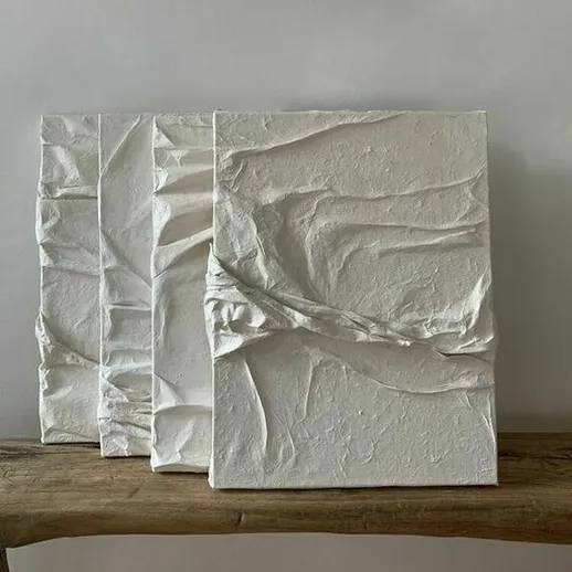 Ручные рельефные картины из гипса на деревянном столе в современном интерьере