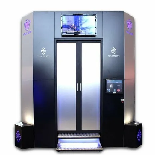 Кабина виртуальной реальности с экраном в центре города, использующая современные технологии для развлечений и игр