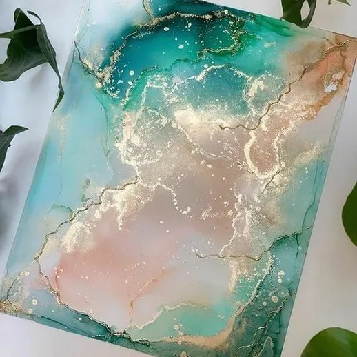 Абстрактная акварельная картина с золотыми прожилками на фоне мятного и нежно-розового оттенков в уютной обстановке