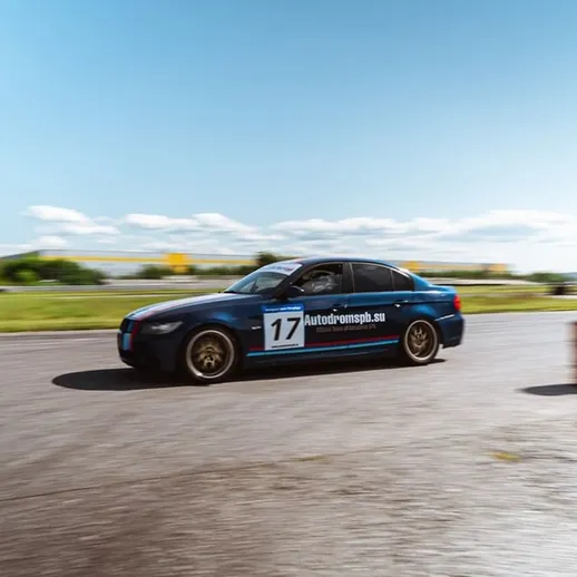 Спортивный автомобиль на треке во время гонки под ясным небом в Щелкове