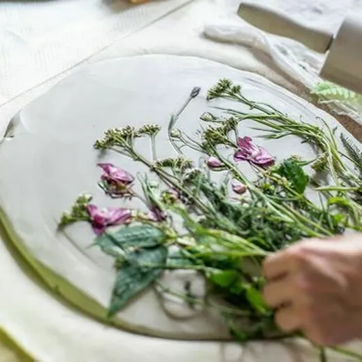 Изготовление декоративного панно из засушенных цветов на столе в мастерской