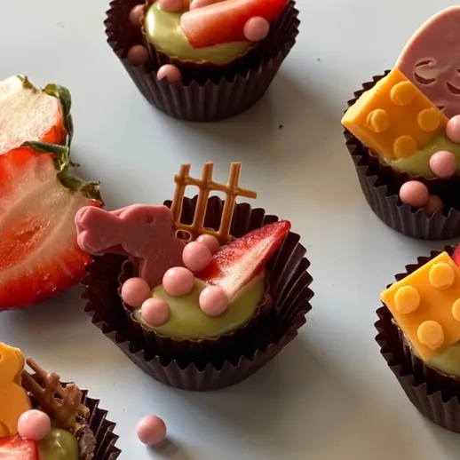 Уникальные сладкие десерты на праздничном столе с шоколадом и свежими клубникой и конфетами