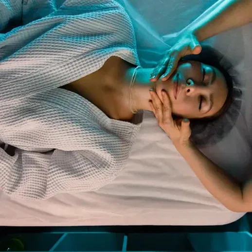 Массажная процедура в спа-салоне с расслабляющей атмосферой и мягким освещением