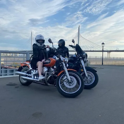 Мотоциклисты на прогулке вдоль набережной в ясный день, наслаждаясь открытым пространством и красивым видом