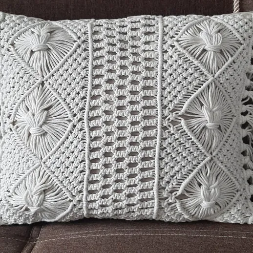 Уютная подушка с богатым текстурным узором на диване в современном интерьере