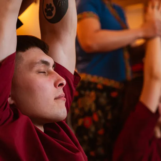 Учащиеся практикуют медитацию в теплой атмосфере уютной студии на занятиях по йоге