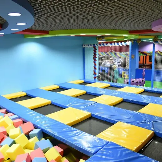 Коврики для прыжков и мягкие блоки в комнате для активных игр в развлекательном центре