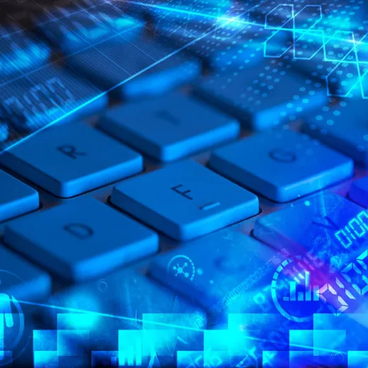 Клавиатура компьютера с цифровыми элементами в фоновом свете в современном офисе в вечернее время