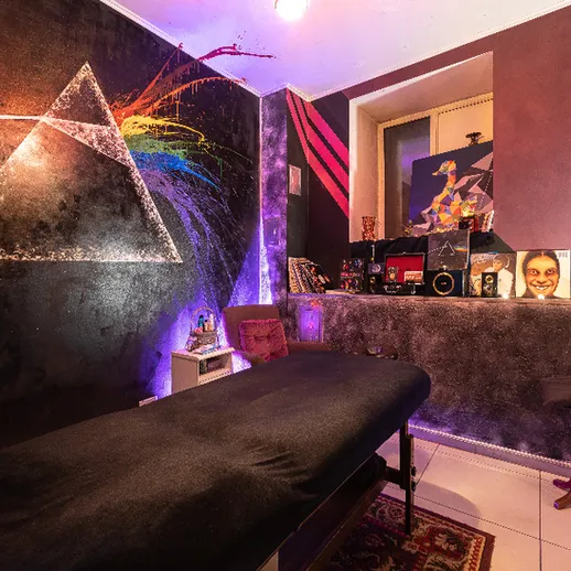 Уютный интерьер тату-салона с яркими графическими элементами и атмосферным освещением