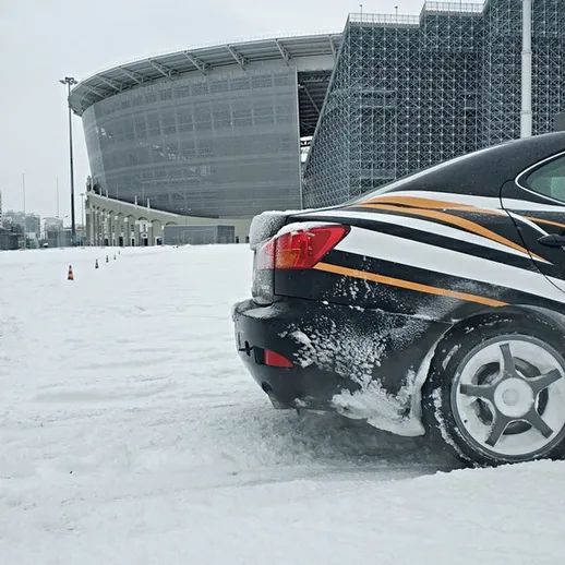 Автомобиль на snowy локации возле стадиона зимой в холодный день с завораживающим пейзажем