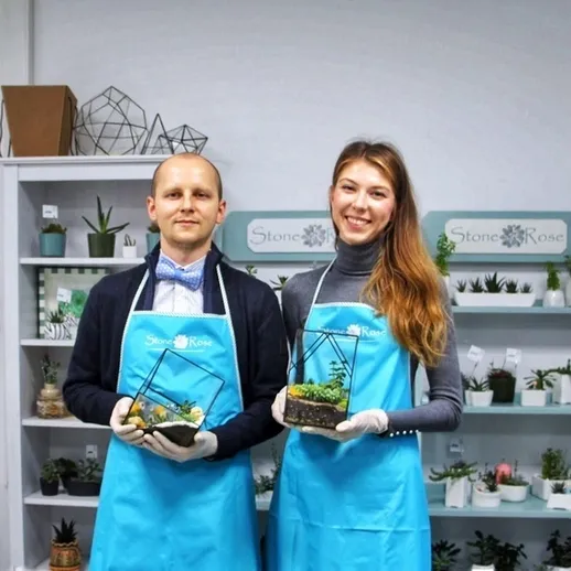 Участники мастер-класса по созданию террариумов в магазине растений в уютной атмосфере