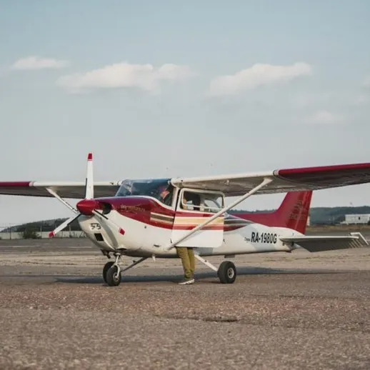 Летательный аппарат на взлетной полосе аэропорта в ясный день