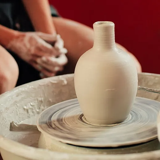 Изготовление керамического изделия на гончарном круге в уютной мастерской в течение дня