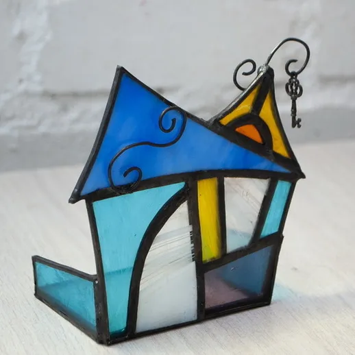 Стеклянная декоративная фигурка в форме домика с яркими цветами и оригинальным дизайном