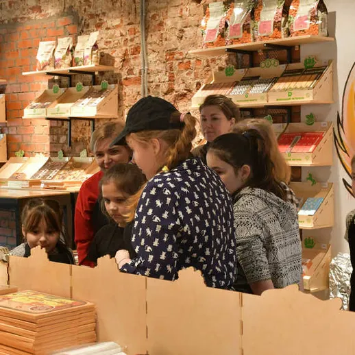 Дети на мастер-классе по шоколаду в магазине кондитерских изделий в Москве