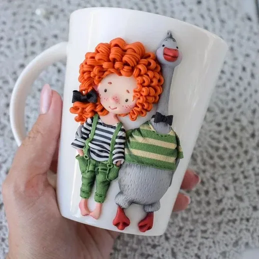 Кружка с изображением девочки и гуся в яркой одежде на фоне вязаного материала в уютной обстановке