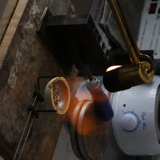 Изготовление ювелирных изделий в мастерской с использованием газовой горелки для обжига металла