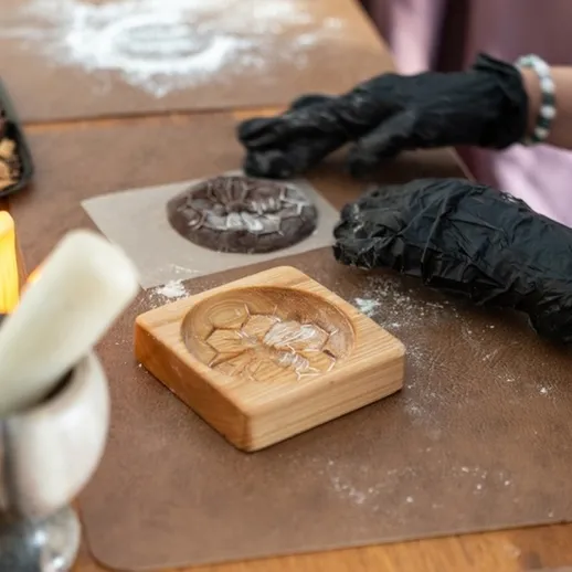 Изготовление самодельных свечей с использованием форм и натуральных ингредиентов в уютной мастерской