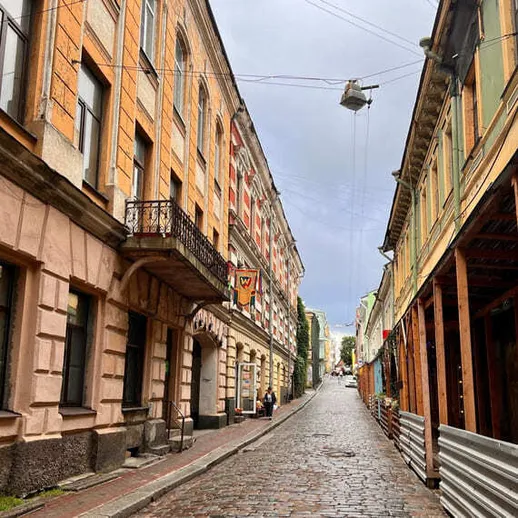 Узкая улица с исторической архитектурой и строительными работами в центре города