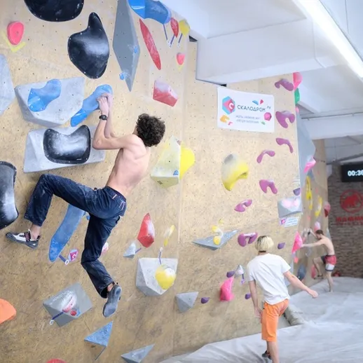 Скалолазание в закрытом помещении: тренировка на скалодроме с участием нескольких спортсменов