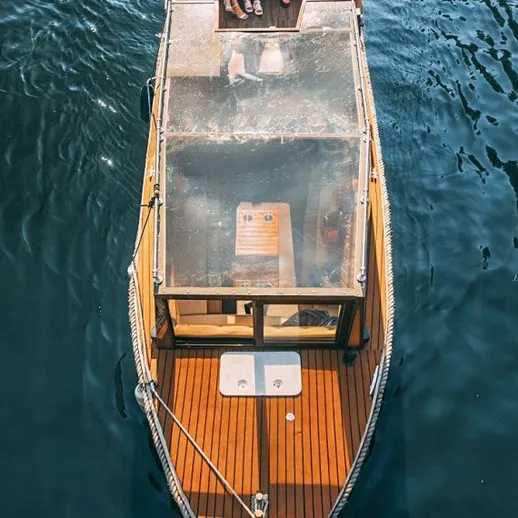 Группa людей на лодке наслаждается днем на воде в солнечную погоду