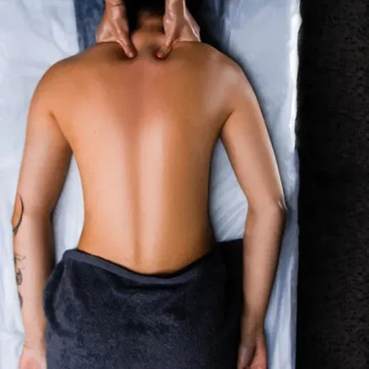 Массаж спины в расслабляющей обстановке нью-йоркского салона во время вечернего релакса