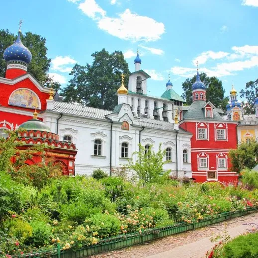 Красивый монастырский комплекс в солнечный день с цветущими садами