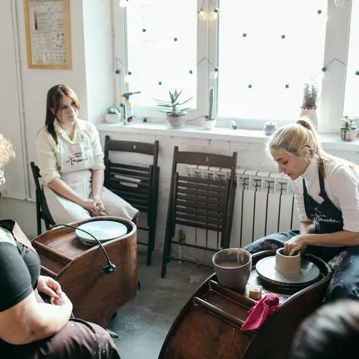 Урок керамики в мастерской: участники создают изделия из глины в уютном пространстве