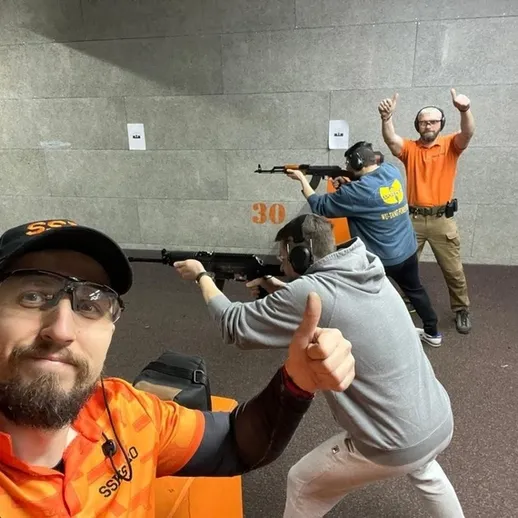 Тренировка по стрельбе в тире с участниками и инструктором в залах города