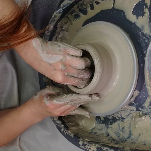 Создание керамических изделий на гончарном круге в мастерской в светлое время суток