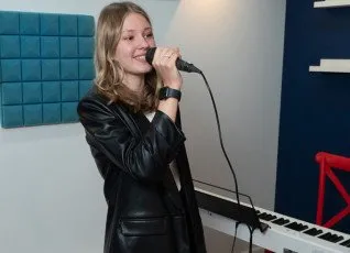 Музыкальные инструменты, вокал на Черняховского