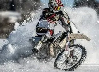 Заезд на кроссовом мотоцикле