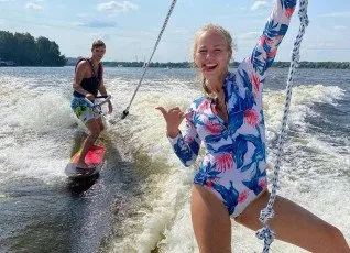 Катание на вейкборде за катером